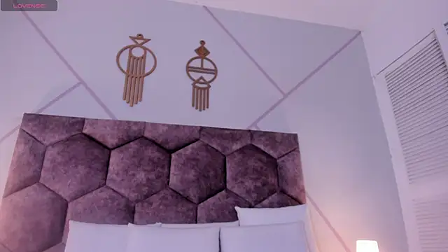 emily nova  online show from 04/05/26, 12:01