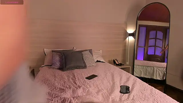 Lara reynolds  online show from 04/17/26, 02:20