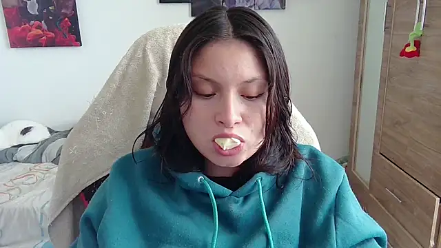 yessica gomez01 online show from 05/18/26, 09:41