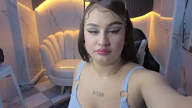 Snapshot of Clhoe_b chatting on 01/14/26, 08:34 Clhoe b online show from 01/14/26, 08:34