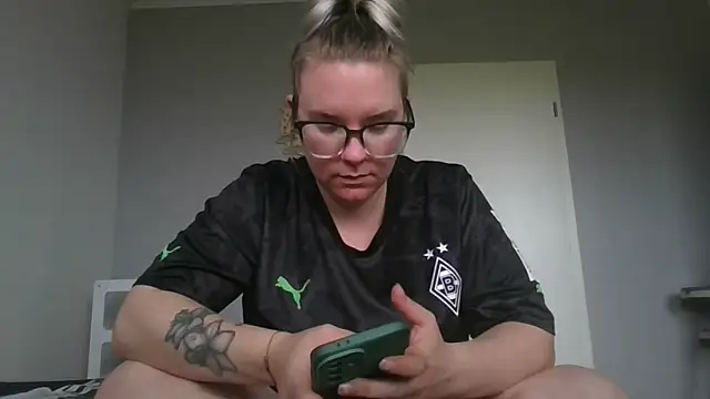 Snapshot of MinchenBienchen98 chatting on 02/10/26, 10:47 MinchenBienchen98 online show from 02/10/26, 10:47