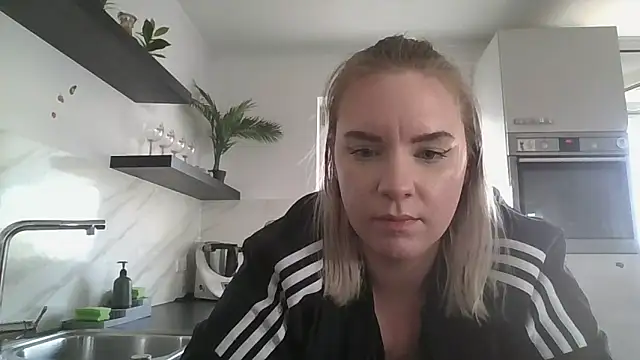 Snapshot of MinchenBienchen98 chatting on 02/26/26, 03:01 MinchenBienchen98 online show from 02/26/26, 03:01