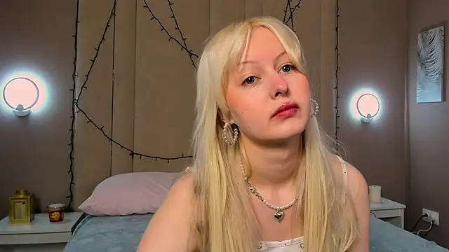 Snapshot of AdeleSilvy chatting on 04/18/26, 01:41 AdeleSilvy online show from 04/18/26, 01:41