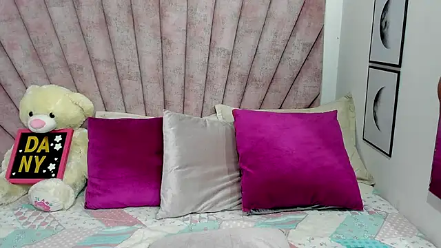 Snapshot of danibellucii_ chatting on 02/28/26, 04:56 danibellucii online show from 02/28/26, 04:56