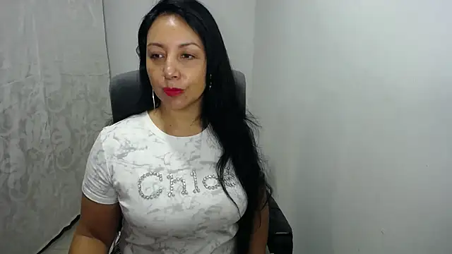soyElena46 online show from 04/28/26, 11:36