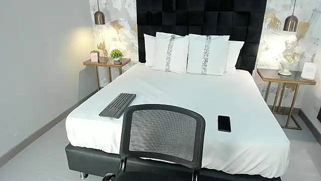 emily clarkk  online show from 02/25/26, 08:08