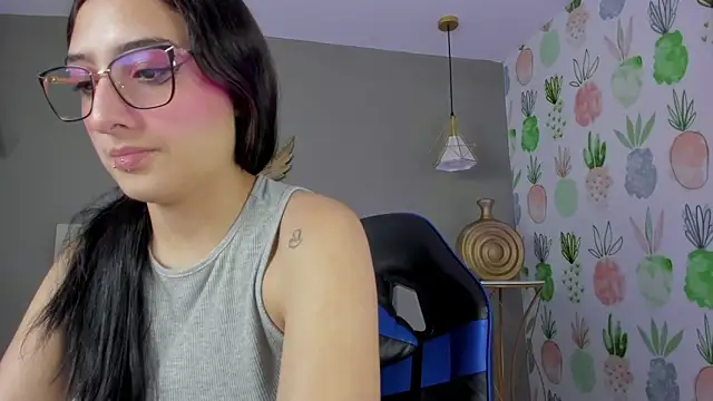 emma hiltonn  online show from 03/19/26, 02:22