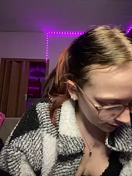 Snapshot of YoungLisaa18 chatting on 02/17/26, 08:17 YoungLisaa18 online show from 02/17/26, 08:17