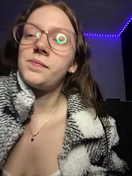 Snapshot of YoungLisaa18 chatting on 02/19/26, 07:44 YoungLisaa18 online show from 02/19/26, 07:44