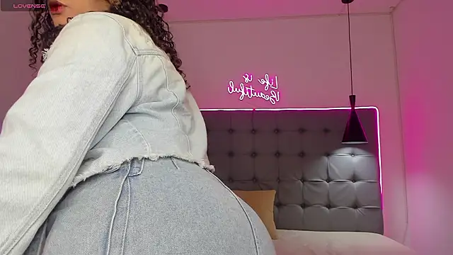 Snapshot of scarletcherry18 chatting on 02/05/26, 03:35 scarletcherry18 online show from 02/05/26, 03:35