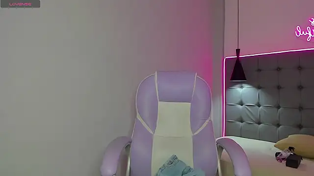 Snapshot of scarletcherry18 chatting on 02/06/26, 03:24 scarletcherry18 online show from 02/06/26, 03:24