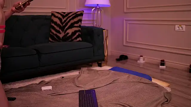 ScarletSnows online show from 04/12/26, 05:49