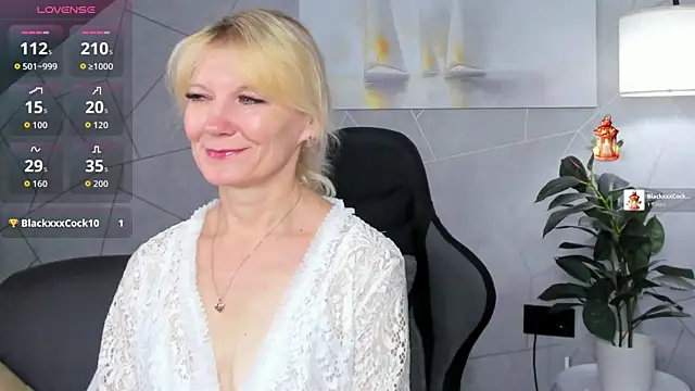 Snapshot of Julie_Lucas chatting on 07/02/26, 12:11 Julie Lucas online show from 07/02/26, 12:11