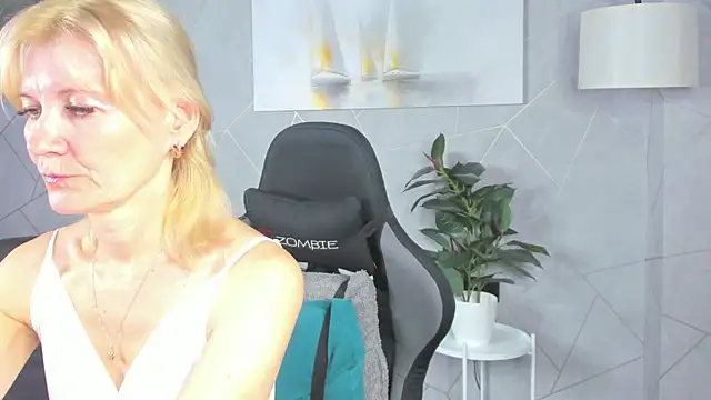 Snapshot of Julie_Lucas chatting on 07/13/26, 12:10 Julie Lucas online show from 07/13/26, 12:10