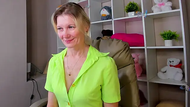 Julie Lucas online show from 03/05/26, 01:02