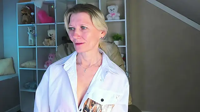 Julie Lucas online show from 03/12/26, 01:11