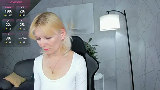 Snapshot of Julie_Lucas chatting on 06/17/26, 11:47 Julie Lucas online show from 06/17/26, 11:47