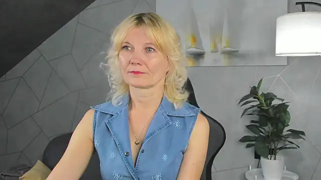 Snapshot of Julie_Lucas chatting on 06/25/26, 12:08 Julie Lucas online show from 06/25/26, 12:08