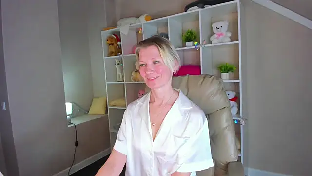 Julie Lucas online show from 03/03/26, 02:40