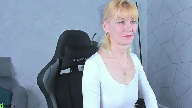 Julie Lucas online show from 04/23/26, 12:39