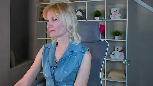 Julie Lucas online show from 04/10/26, 12:39