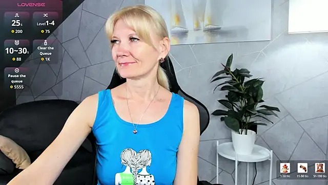 Snapshot of Julie_Lucas chatting on 07/15/26, 12:06 Julie Lucas online show from 07/15/26, 12:06
