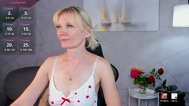 Snapshot of Julie_Lucas chatting on 07/09/26, 12:44 Julie Lucas online show from 07/09/26, 12:44