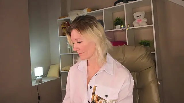 Julie Lucas online show from 03/02/26, 03:07