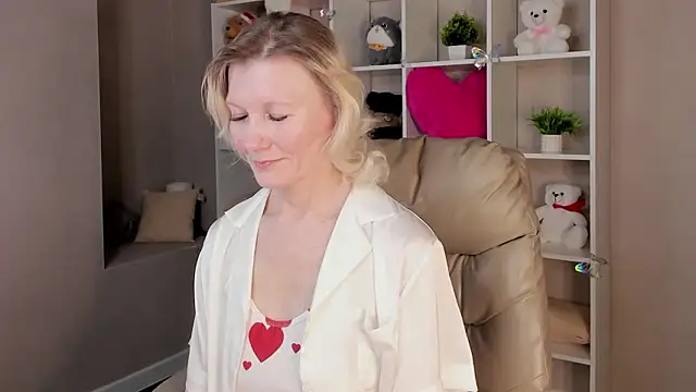 Julie Lucas online show from 03/10/26, 12:36