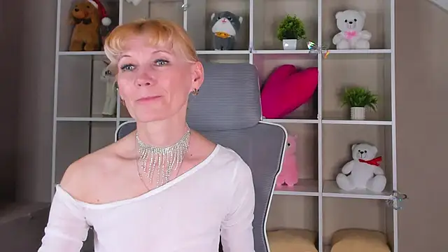 Julie Lucas online show from 04/06/26, 04:46