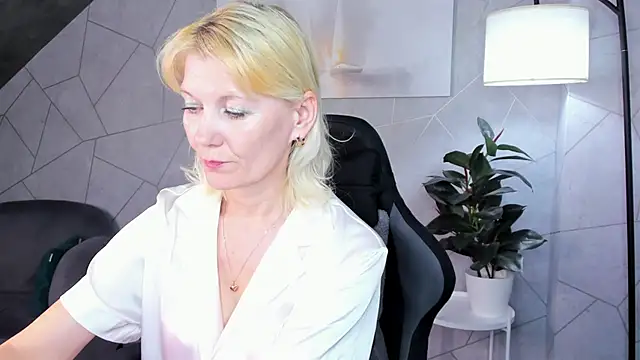 Snapshot of Julie_Lucas chatting on 06/04/26, 12:04 Julie Lucas online show from 06/04/26, 12:04