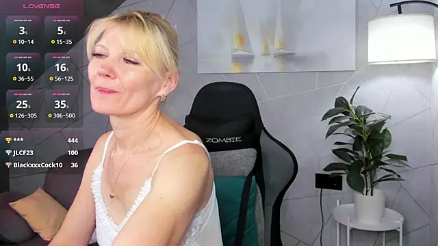 Snapshot of Julie_Lucas chatting on 07/02/26, 03:23 Julie Lucas online show from 07/02/26, 03:23