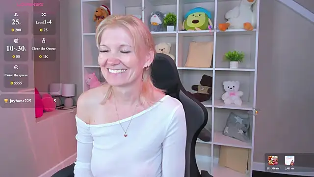 Snapshot of Julie_Lucas chatting on 07/14/26, 10:21 Julie Lucas online show from 07/14/26, 10:21