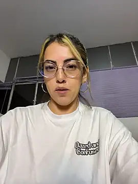 Snapshot of Paulinaa_bella chatting on 02/12/26, 12:32 Paulinaa bella online show from 02/12/26, 12:32