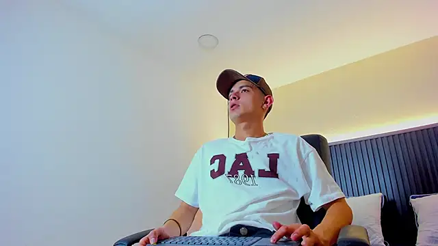 Snapshot of James_cute18 chatting on 01/15/26, 02:37 James cute18 online show from 01/15/26, 02:37