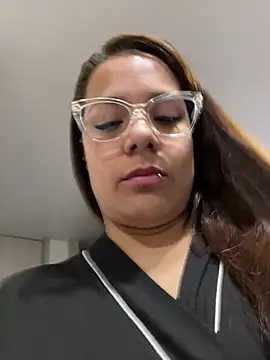 Snapshot of Pretty__Milf chatting on 05/17/26, 11:27 Pretty Milf online show from 05/17/26, 11:27