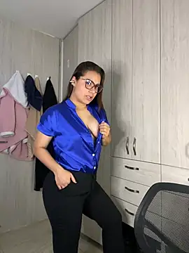 Snapshot of Pretty__Milf chatting on 06/04/26, 01:16 Pretty Milf online show from 06/04/26, 01:16