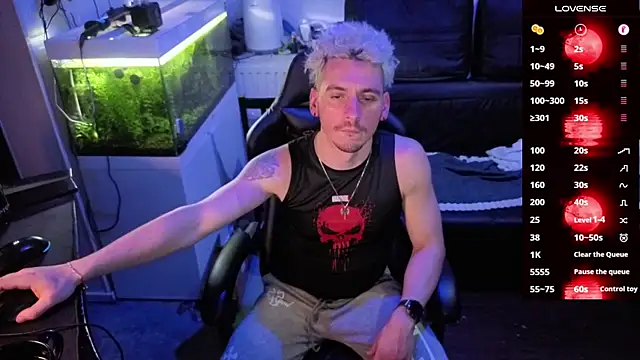 Snapshot of Rayzel_White chatting on 02/15/26, 09:36 Rayzel White online show from 02/15/26, 09:36