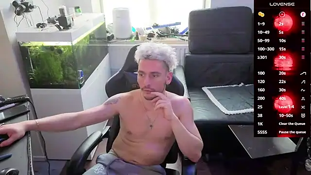 Snapshot of Rayzel_White chatting on 02/20/26, 01:35 Rayzel White online show from 02/20/26, 01:35