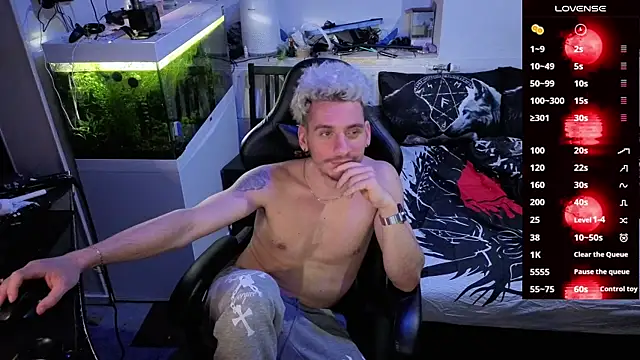 Snapshot of Rayzel_White chatting on 02/23/26, 01:40 Rayzel White online show from 02/23/26, 01:40