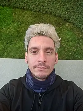 Snapshot of Rayzel_White chatting on 02/28/26, 01:44 Rayzel White online show from 02/28/26, 01:44