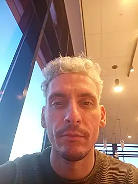 Snapshot of Rayzel_White chatting on 01/17/26, 03:59 Rayzel White online show from 01/17/26, 03:59