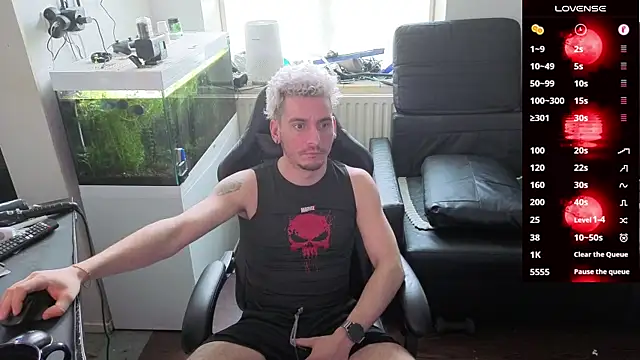 Snapshot of Rayzel_White chatting on 02/22/26, 01:35 Rayzel White online show from 02/22/26, 01:35