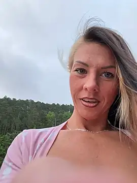 Snapshot of tastemecaroline chatting on 04/15/26, 11:49 tastemecaroline online show from 04/15/26, 11:49