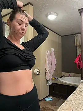 Snapshot of tastemecaroline chatting on 02/22/26, 01:19 tastemecaroline online show from 02/22/26, 01:19