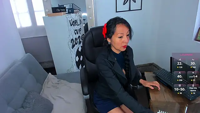 Snapshot of loretta_fraser chatting on 06/18/26, 12:43 loretta fraser online show from 06/18/26, 12:43