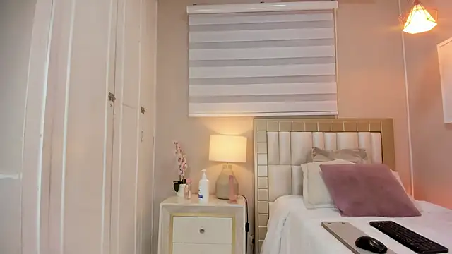 isabela  x online show from 03/21/26, 11:36