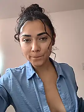 Snapshot of Freyarosse chatting on 02/12/26, 08:19 Freyarosse online show from 02/12/26, 08:19