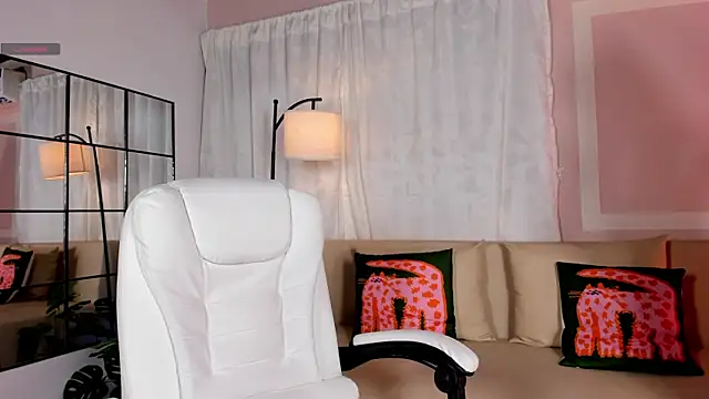 Snapshot of liaamoon_ chatting on 06/12/26, 12:25 liaamoon online show from 06/12/26, 12:25