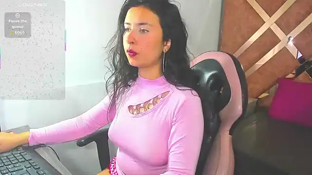 Snapshot of chrisstin_foxx chatting on 01/18/26, 04:05 chrisstin foxx online show from 01/18/26, 04:05